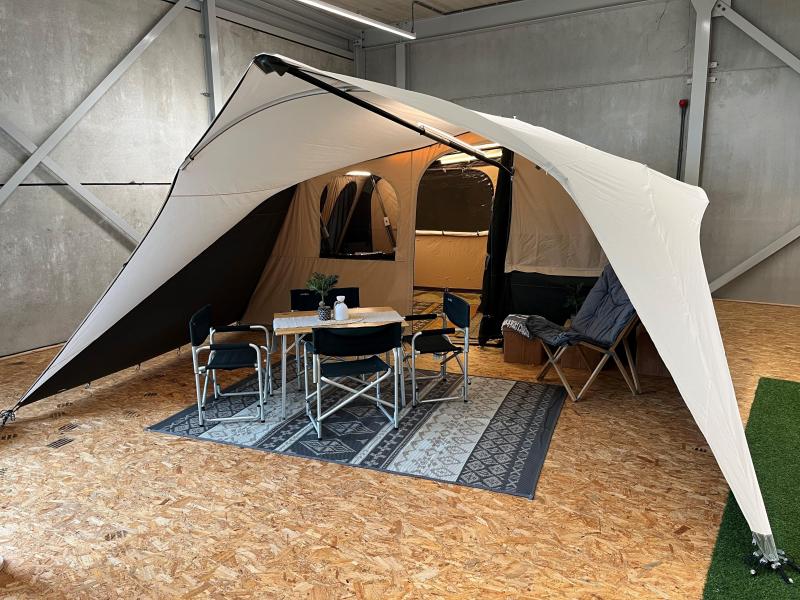 Canopy with sidewalls